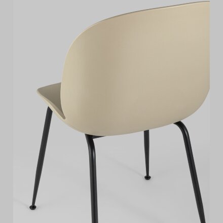 Стул пластиковый Stool Group Beetle бежевый ножки металл черный 